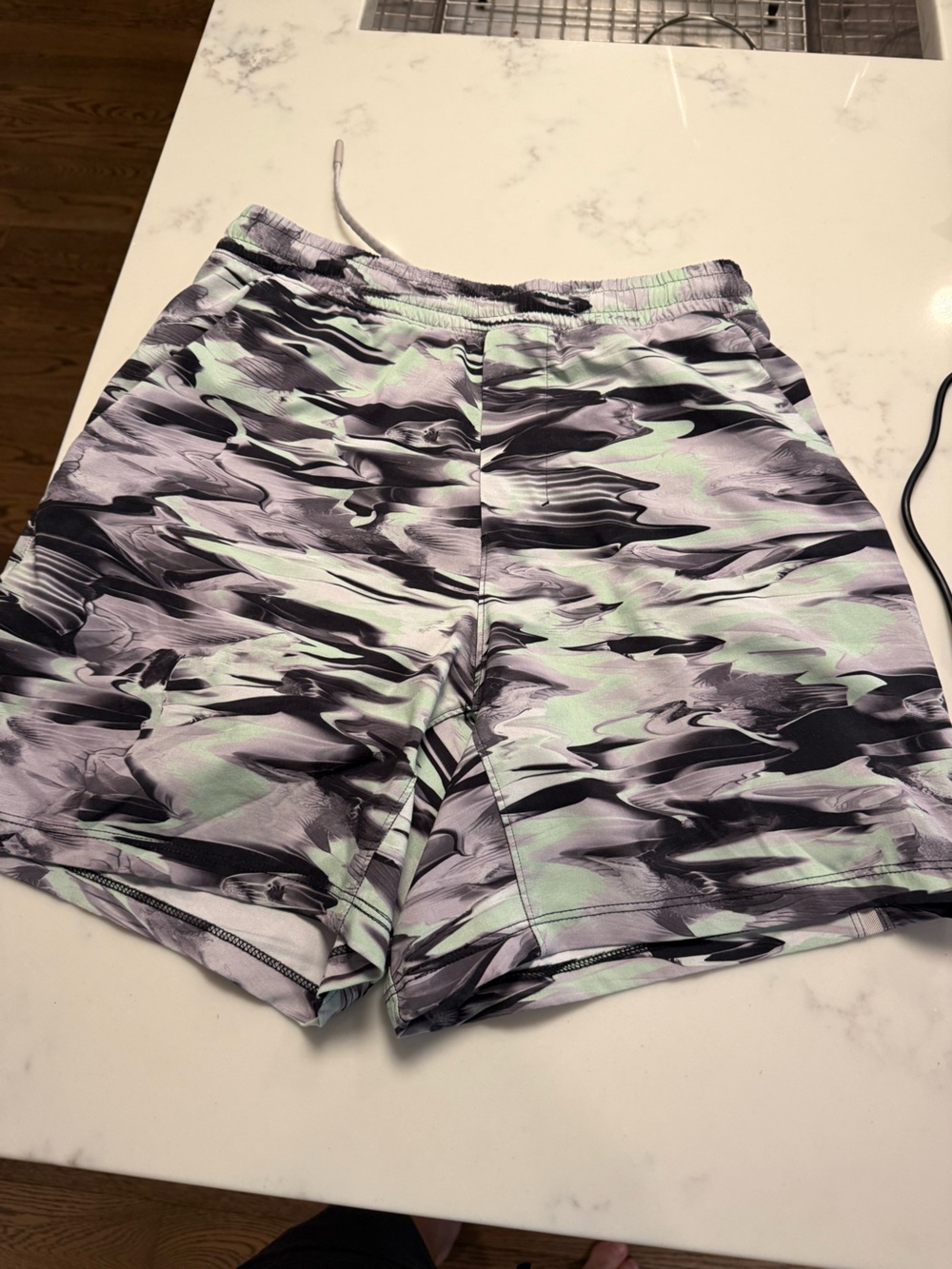men’s lululemon 5 Inch pace breaker Abstract Print Shorts - Mint & Black